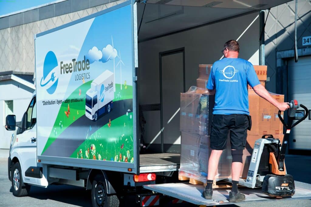 Chauffør læsser varer på lastbil fra FreeTrade Logistics