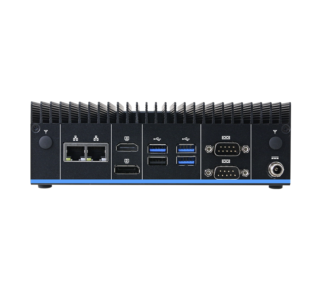 Bagside af industriel computer med porte