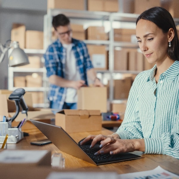 Kvinde arbejder på bærbar computer på kontor