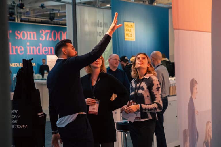 Folk netværker og taler på erhvervsevent