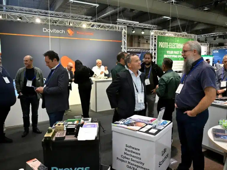 Folk netværker på teknologimesse i Danmark