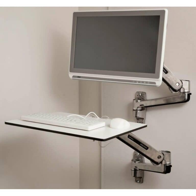 Vægbeslag med skærm, tastatur og mus på arm